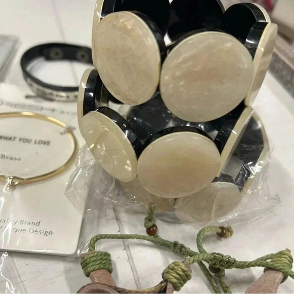 Lot of 23 pieces of Boutique Jewelry, necklaces, bracelets, charms, costume ring - Picture 9 of 13